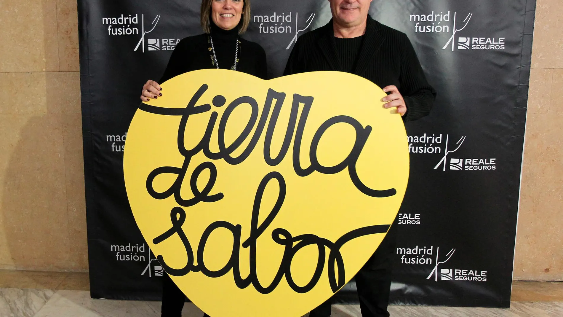La consejera de Agricultura y Ganadería, Milagros Marcos, junto al prestigioso chef Ferran Adrià en Madrid Fusión