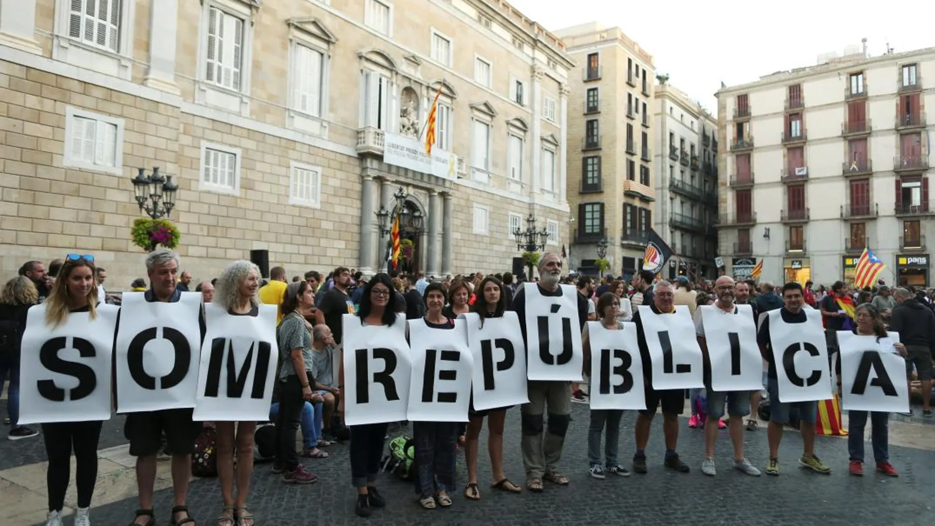 Un grupo de independentistas portan las letras de «somos república» en la Plaza de San Jaume.