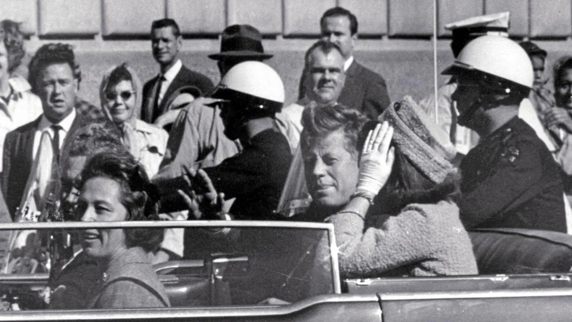 Una imagen de la caravana presidencial en Dallas, el 22 de noviembre de 1963, pocos momentos antes de que Kennedy fuera asesinado