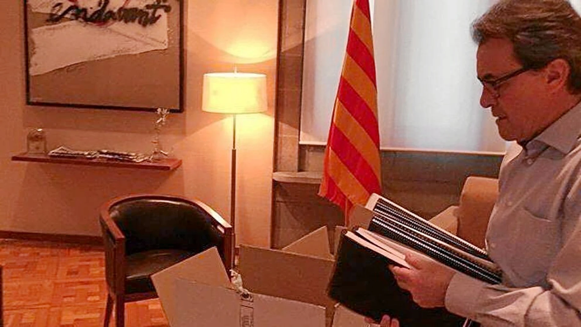 Artur Mas recogió ayer sus enseres del Palau, en una imagen que él mismo colgó en las redes sociales