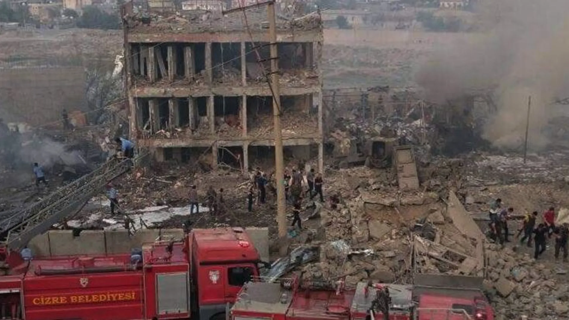 El puesto fronterizo y el edificio de la Policía en Cizre quedaron prácticamente destruidos tras la explosión