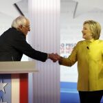 Bernie Sanders saluda a Hillary Clinton antes del debate