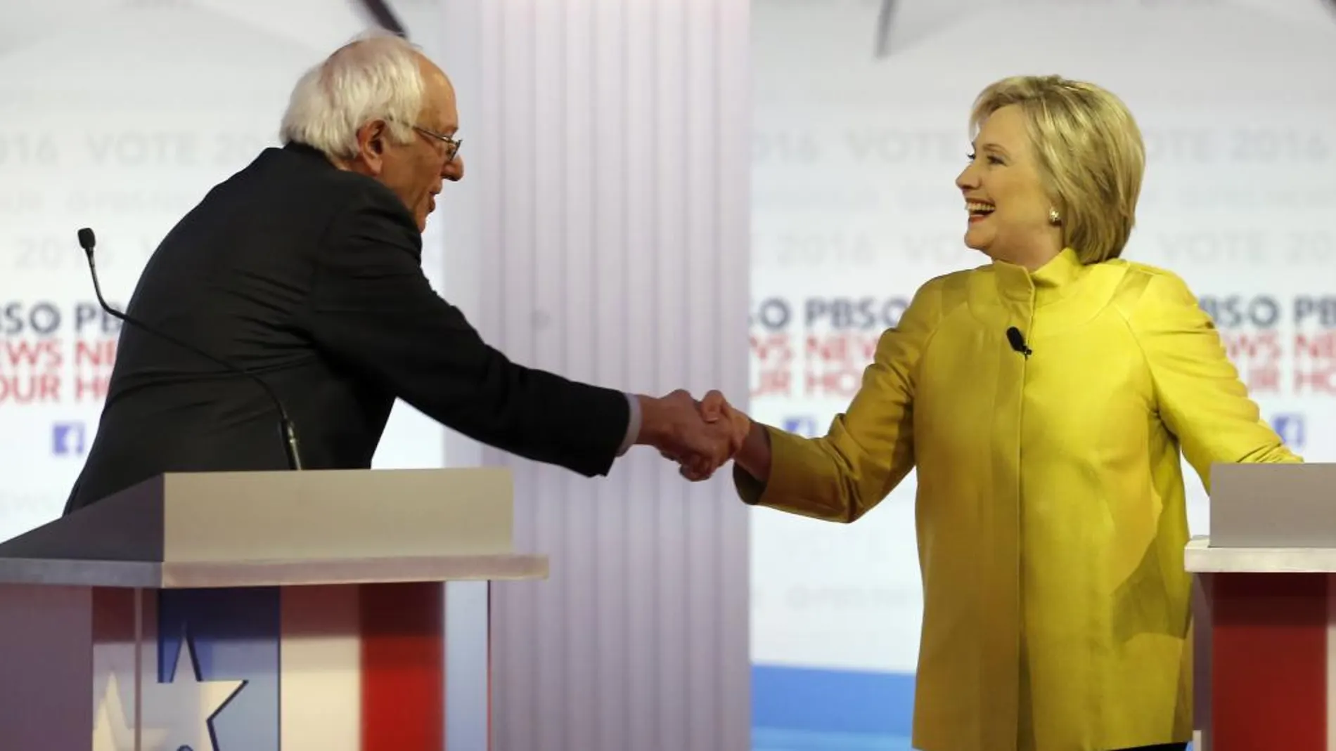 Bernie Sanders saluda a Hillary Clinton antes del debate