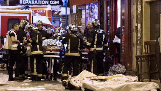 Equipos de rescate atienden a las víctimas el día del atentado