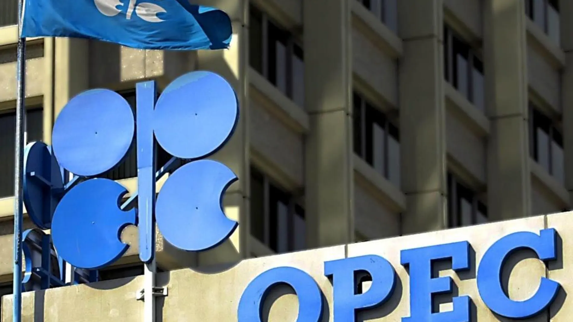 Fotografía de archivo que muestra el logotipo de la Organización de Países Exportadores de Petróleo (OPEP) en su sede en Viena (Austria)