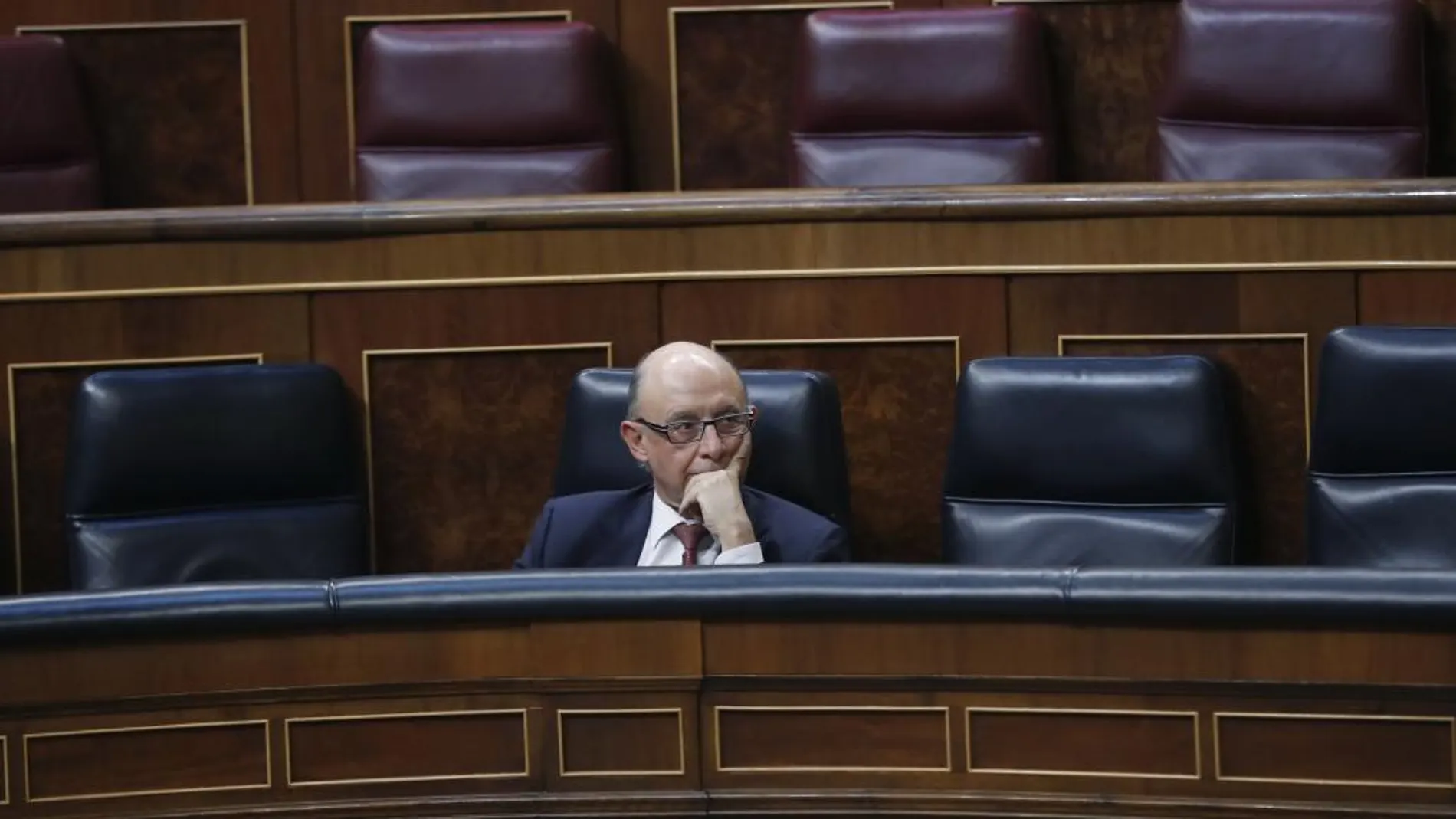 El ministro de Hacienda en funciones, Cristóbal Montoro, en su escaño al inicio de la sesión de la tarde de la segunda jornada del debate de investidura