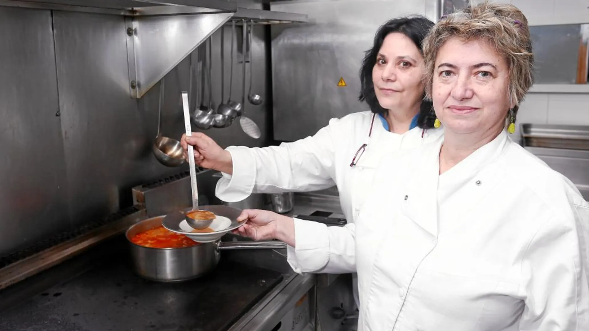 Las cocineras Fátima Pérez e Isabel Curiel, cabezas visibles de «Entretantas, cocineras de Castilla y León», se muestran ilusionadas y convencidas de que a través de esta asociación van a hacer algo grande por las mujeres, por la gastronomía en su conjunto y por el medio rural
