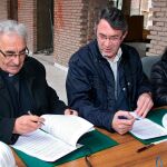 El presidente Diputación, Juan Martínez Majo(C), firma un convenio de colaboración con el presidente de la Fundación Museo Diocesano y de la Semana Santa de León, Pedro Puente