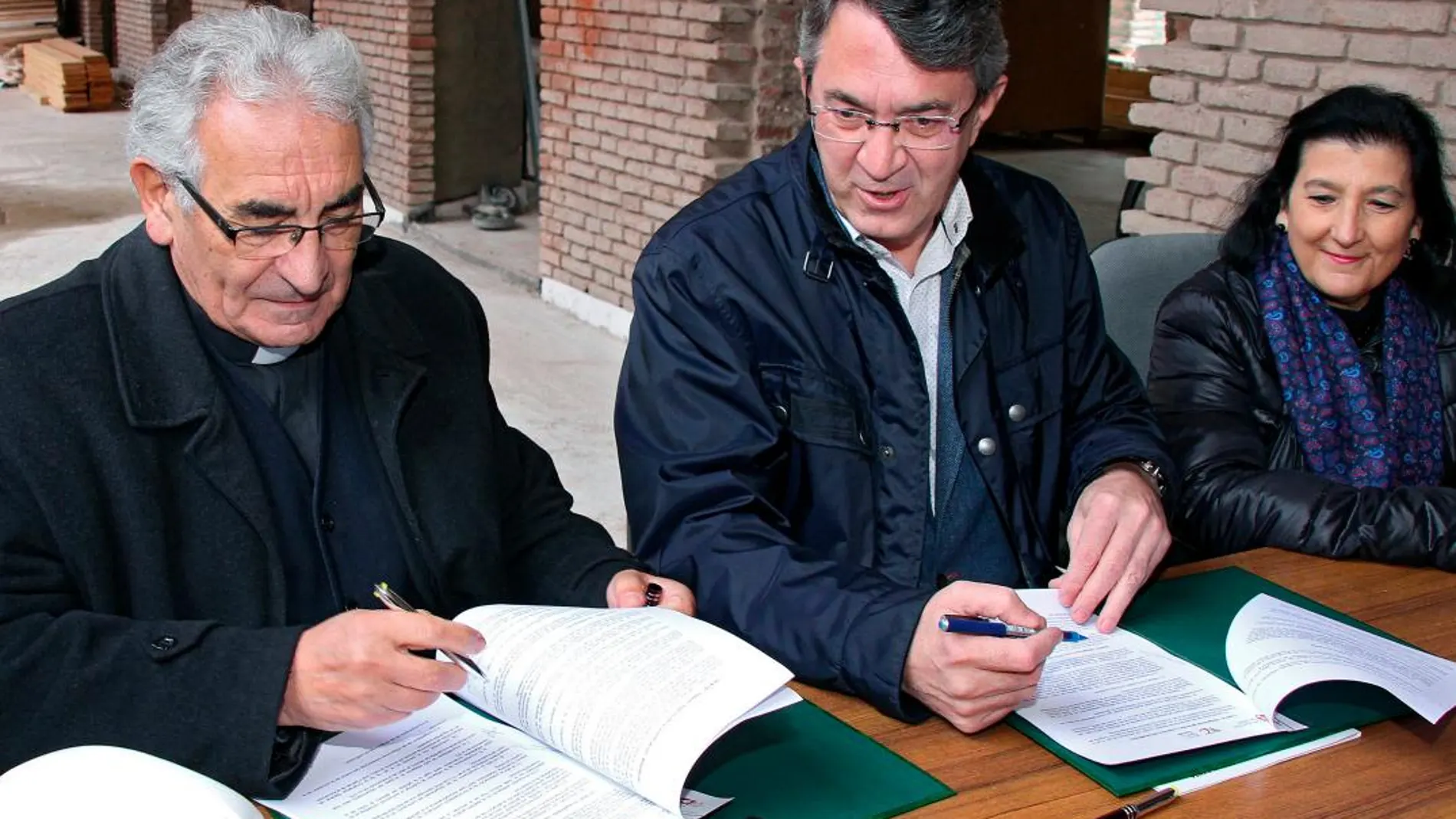 El presidente Diputación, Juan Martínez Majo(C), firma un convenio de colaboración con el presidente de la Fundación Museo Diocesano y de la Semana Santa de León, Pedro Puente