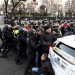 Agentes de la Policía Nacional desalojan a los taxistas acampados en el Paseo de la Castellana de Madrid