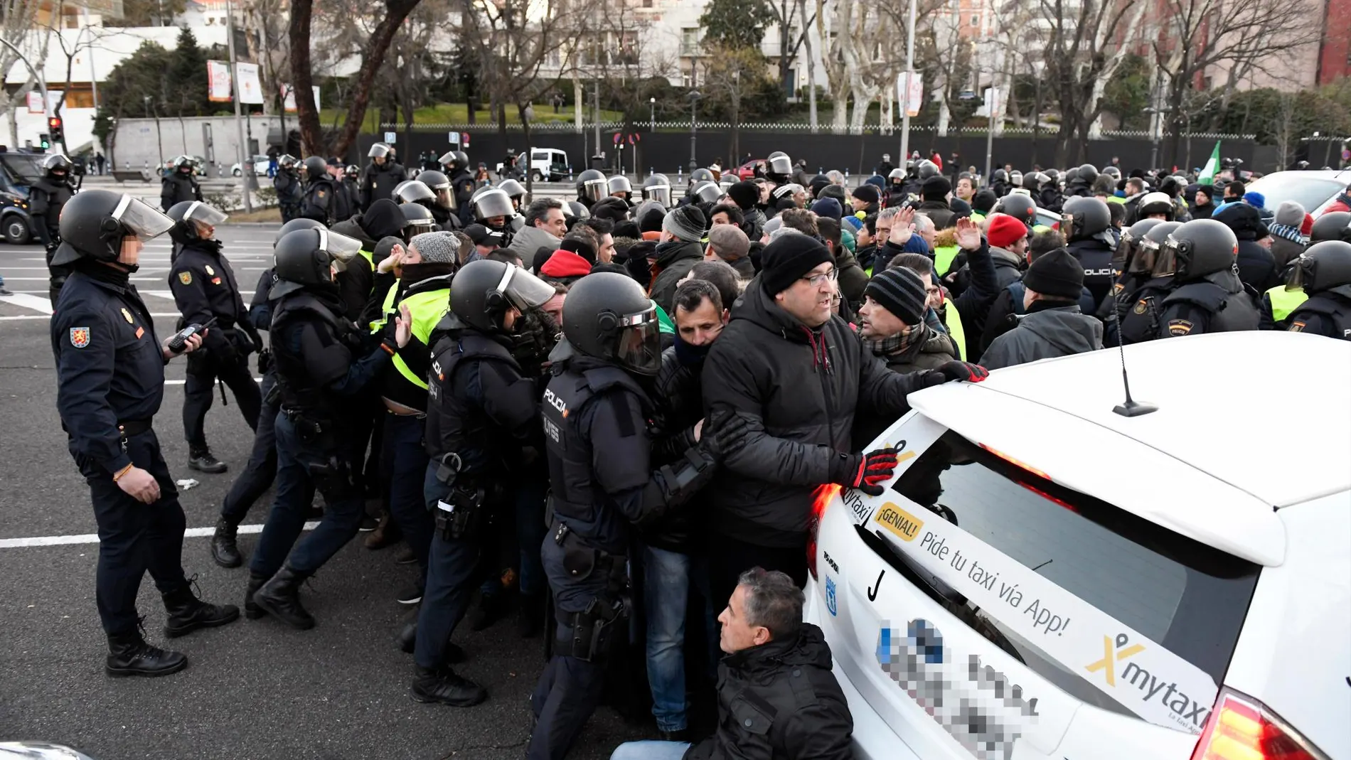 Agentes de la Policía Nacional desalojan a los taxistas acampados en el Paseo de la Castellana de Madrid