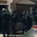 Momento de la entrada de la Policía en el inmueble de la calle Verge del sol del Pont 26, en el municipio de Roda del Ter, donde ha sido detenido un marroquí