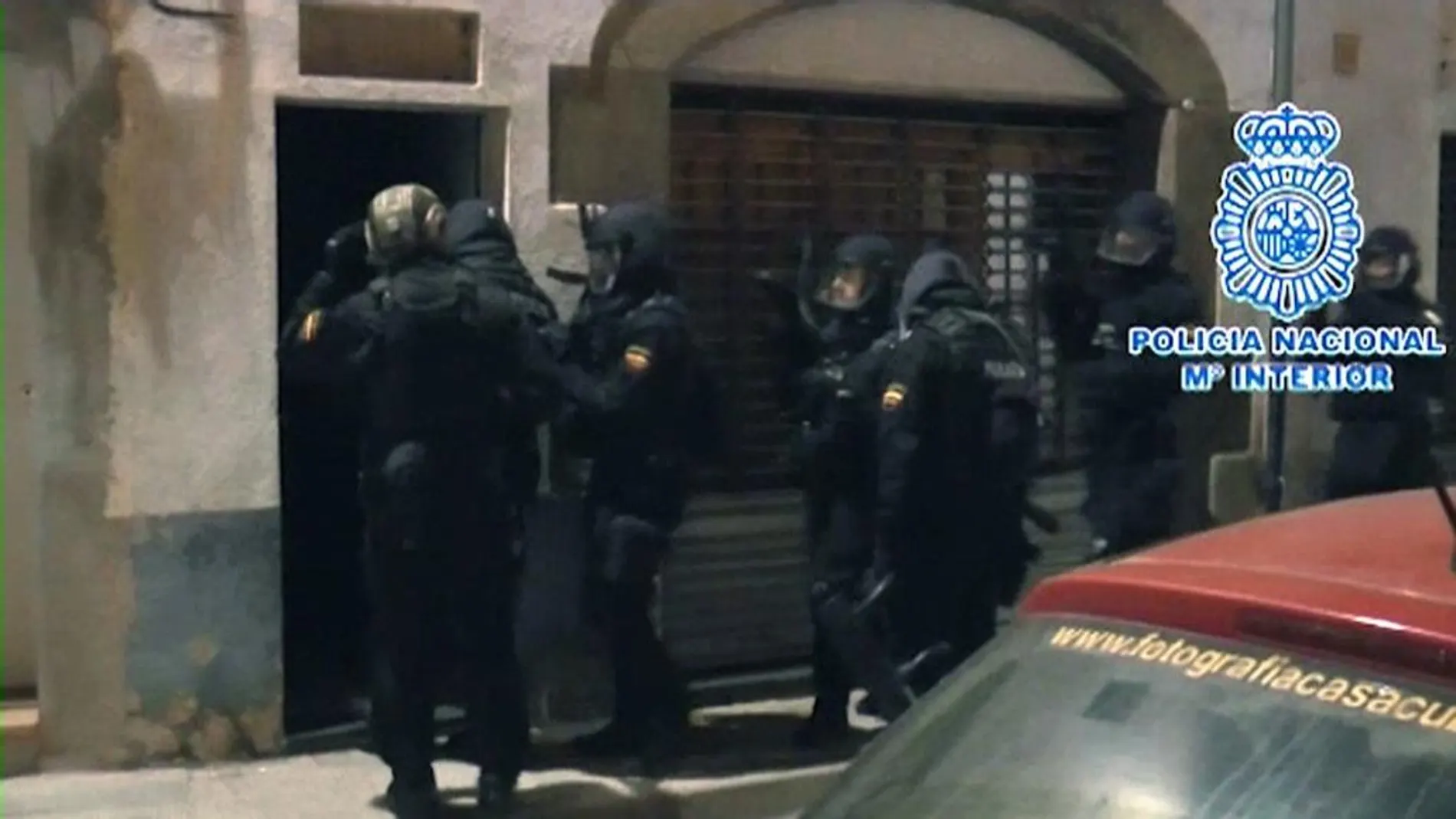 Momento de la entrada de la Policía en el inmueble de la calle Verge del sol del Pont 26, en el municipio de Roda del Ter, donde ha sido detenido un marroquí
