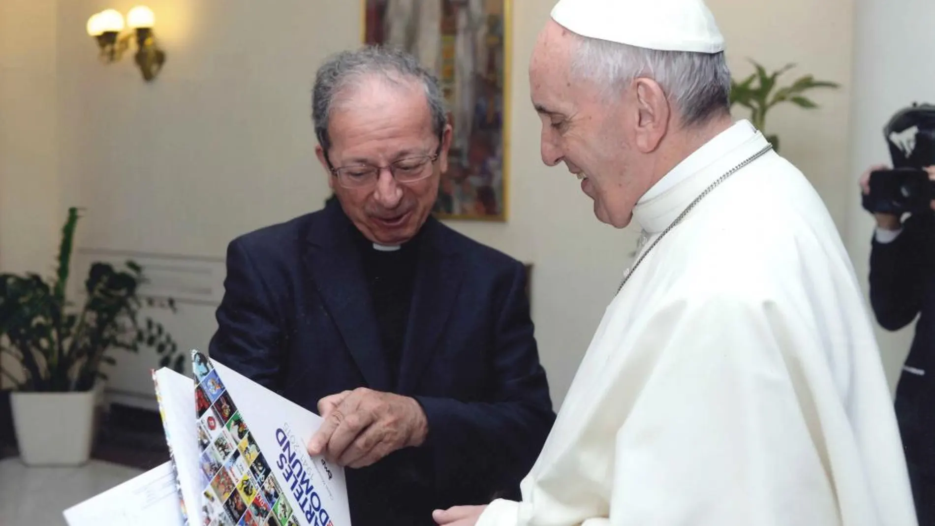 Anastasio Gil en 2016 presentando al Papa Francisco el libro por los 75 años del DOMUND