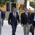 El historiador Josep Lluis Alay (2i), a su llegada a la Audiencia Nacional