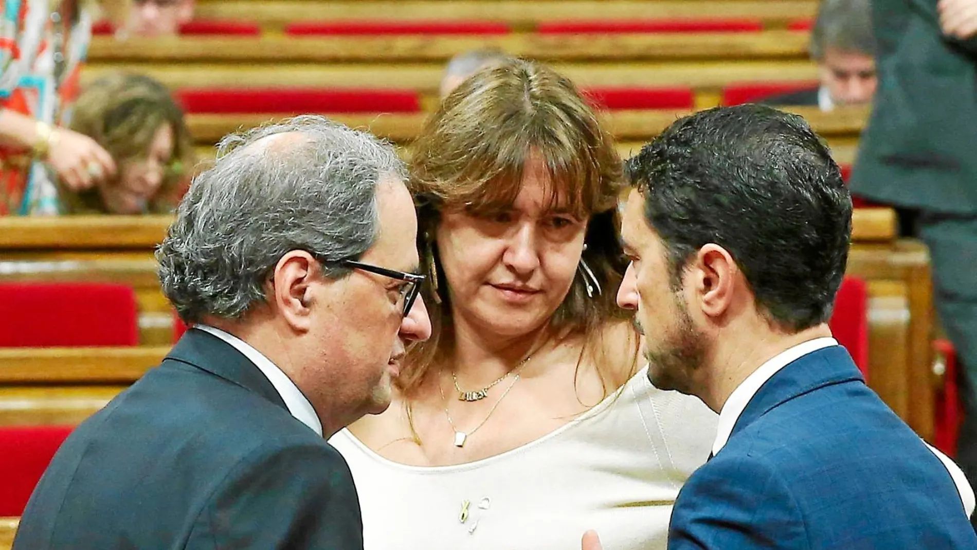 La consellera Laura Borràs, junto al president Quim Torra y el conseller de Territori, Damià Calvet, tras una sesión parlamentaria