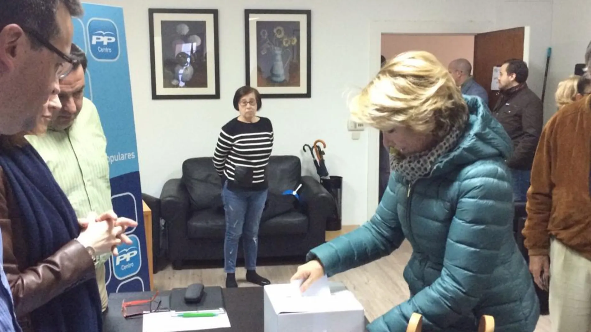 Esperanza Aguirre, vota hoy en la consulta en la que casi 11.000 afiliados deciden al futuro líder del partido en Madrid