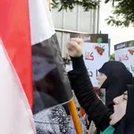 Simpatizantes de Hizbulá y de partidos nacionalistas libaneses muestran mensajes como "Muerte a América"