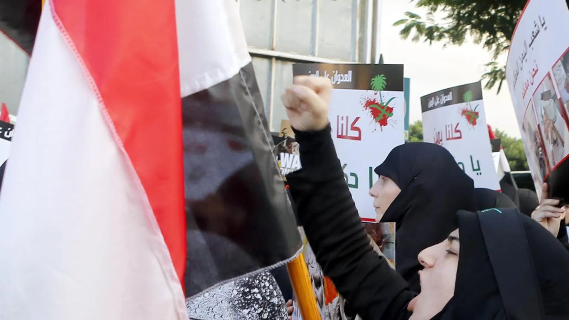 Simpatizantes de Hizbulá y de partidos nacionalistas libaneses muestran mensajes como "Muerte a América"