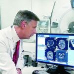 El Centro Integral de Neurociencias AC HM CINAC Madrid, ubicado en el Hospital Universitario HM Puerta del Sur de Móstoles y dirigido por el Dr. José A. Obeso, es el centro de referencia mundial en el abordaje del párkinson mediante ultrasonidos de alta intensidad (HIFU)