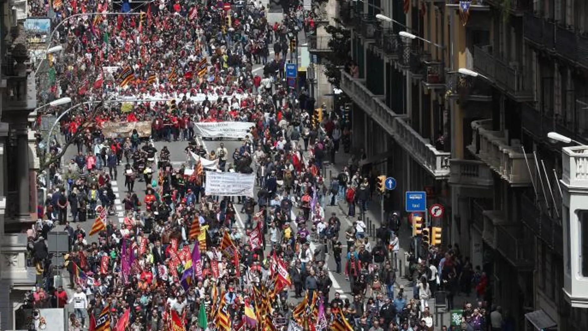 Aspecto de la manifestación convocada por los principales sindicatos en Barcelona