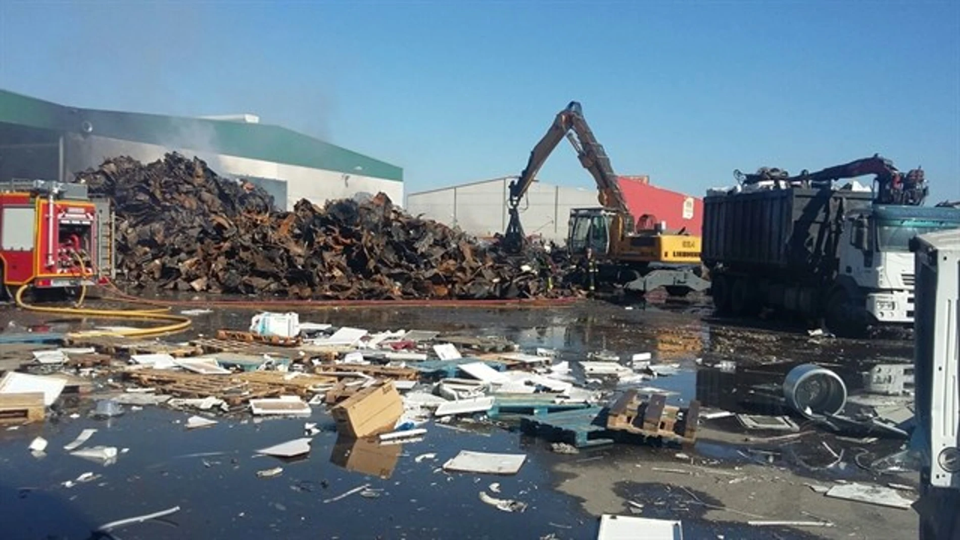 Controlado el incendio que ha afectado a la planta de reciclaje en Aznalcóllar