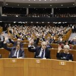 Miembros del Parlamento votan durante la sesión plenaria del Parlamento Europeo