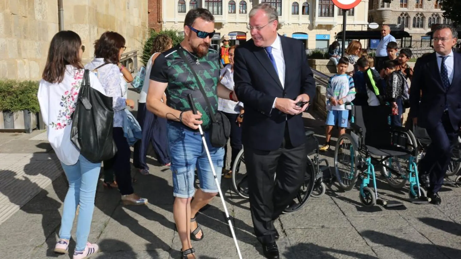 El alcalde de León, Antonio Silván, acompaña a una persona con deficiencia visual en la jornada de la Movilidad Accesible