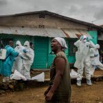 Una mujer llora la muerte de un familiar por ébola en Monrovia