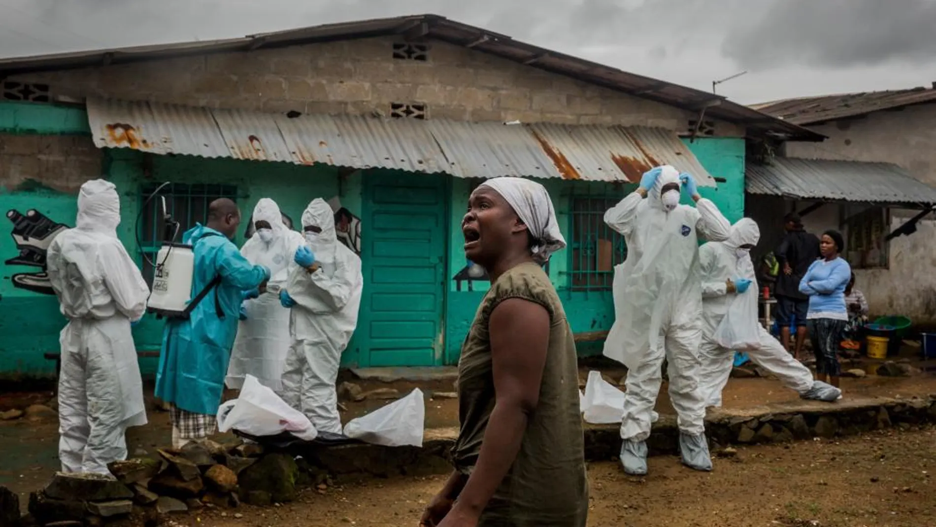 Una mujer llora la muerte de un familiar por ébola en Monrovia