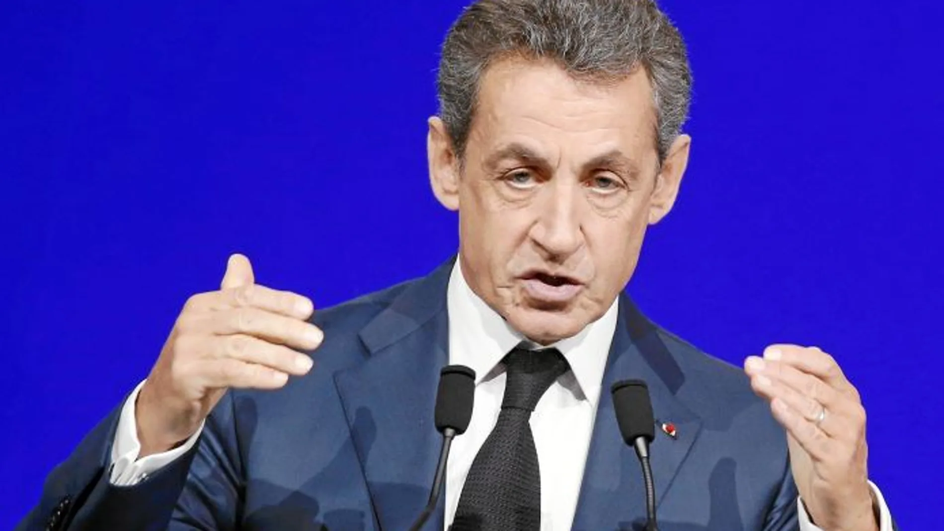 Sarkozy, ante el consejo nacional del partido, ayer, en la Puerta de Versalles