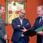 El presidente de la Asociación de Municipios del Camino de Santiago, Antonio Silván, firma el convenio con Román Rodríguez y Laurentino Ceña en Portomarín (Lugo)