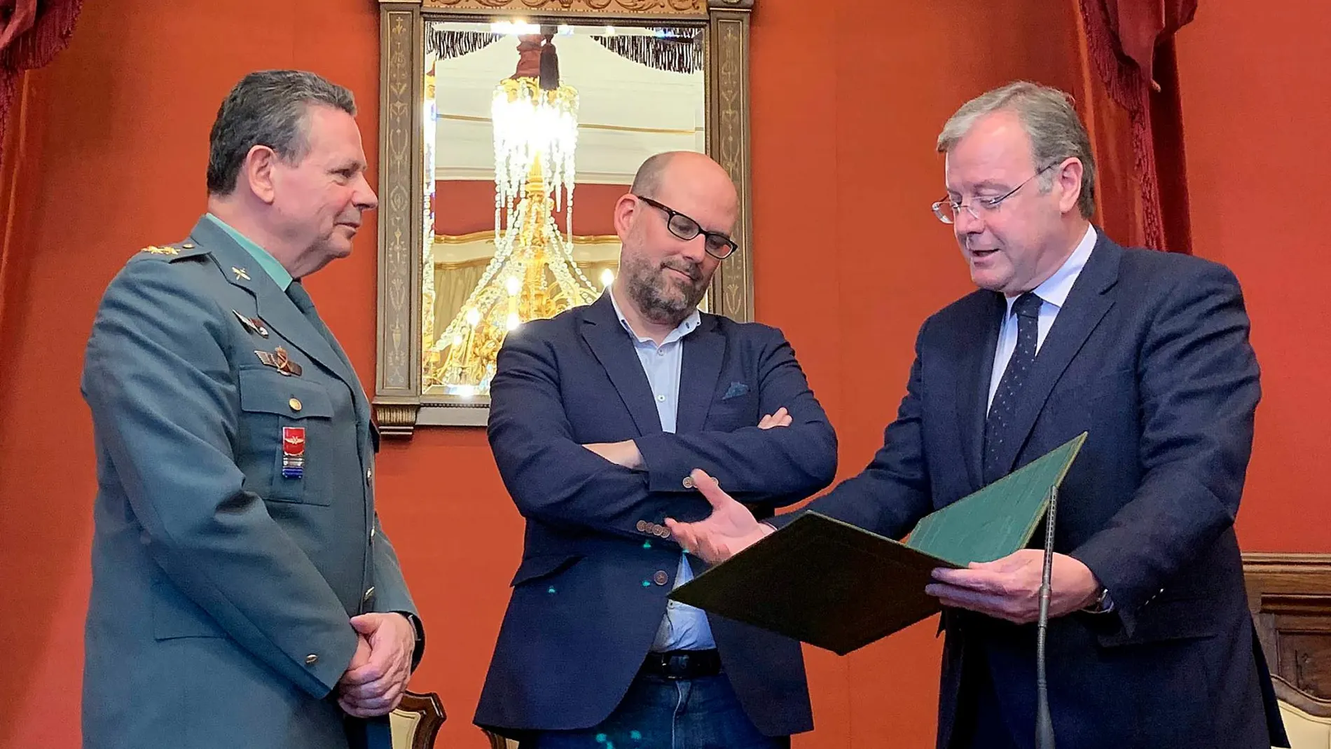 El presidente de la Asociación de Municipios del Camino de Santiago, Antonio Silván, firma el convenio con Román Rodríguez y Laurentino Ceña en Portomarín (Lugo)