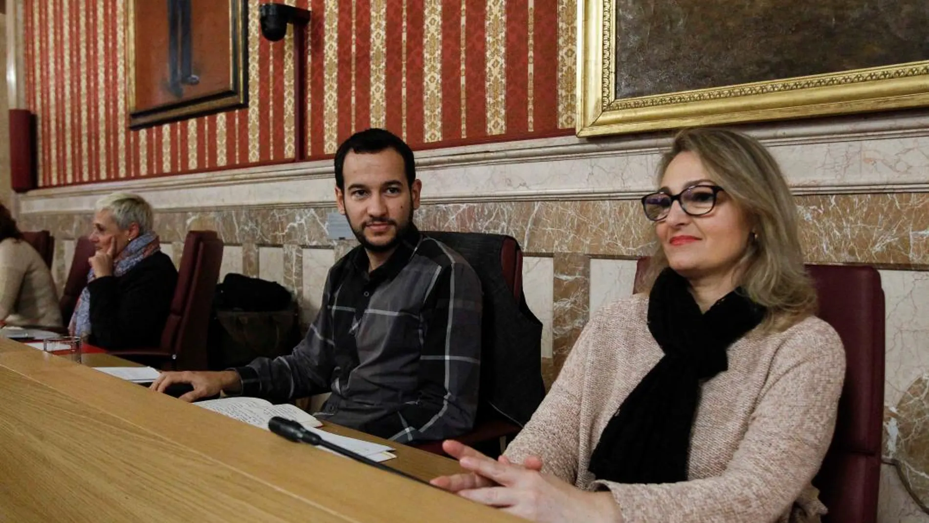 La portavoz adjunta de IU en el Ayuntamiento de Sevilla, Eva Oliva, y el portavoz Daniel González Rojas / Foto: Manuel Olmedo
