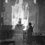 Las llamas devoran el altar de la Iglesia de San Juan, situada en la zona oriental de la ciudad, la más asolada por el bombardeo