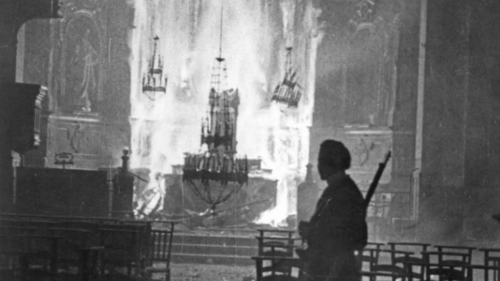 Las llamas devoran el altar de la Iglesia de San Juan, situada en la zona oriental de la ciudad, la más asolada por el bombardeo