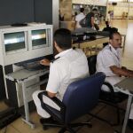Oficiales egipcios de seguridad controlan equipaje en el aeropuerto de Sharm el Sheij el pasado 9 de noviembre