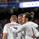 Benzema, Ronaldo y Bale celebran uno de los goles del Madrid