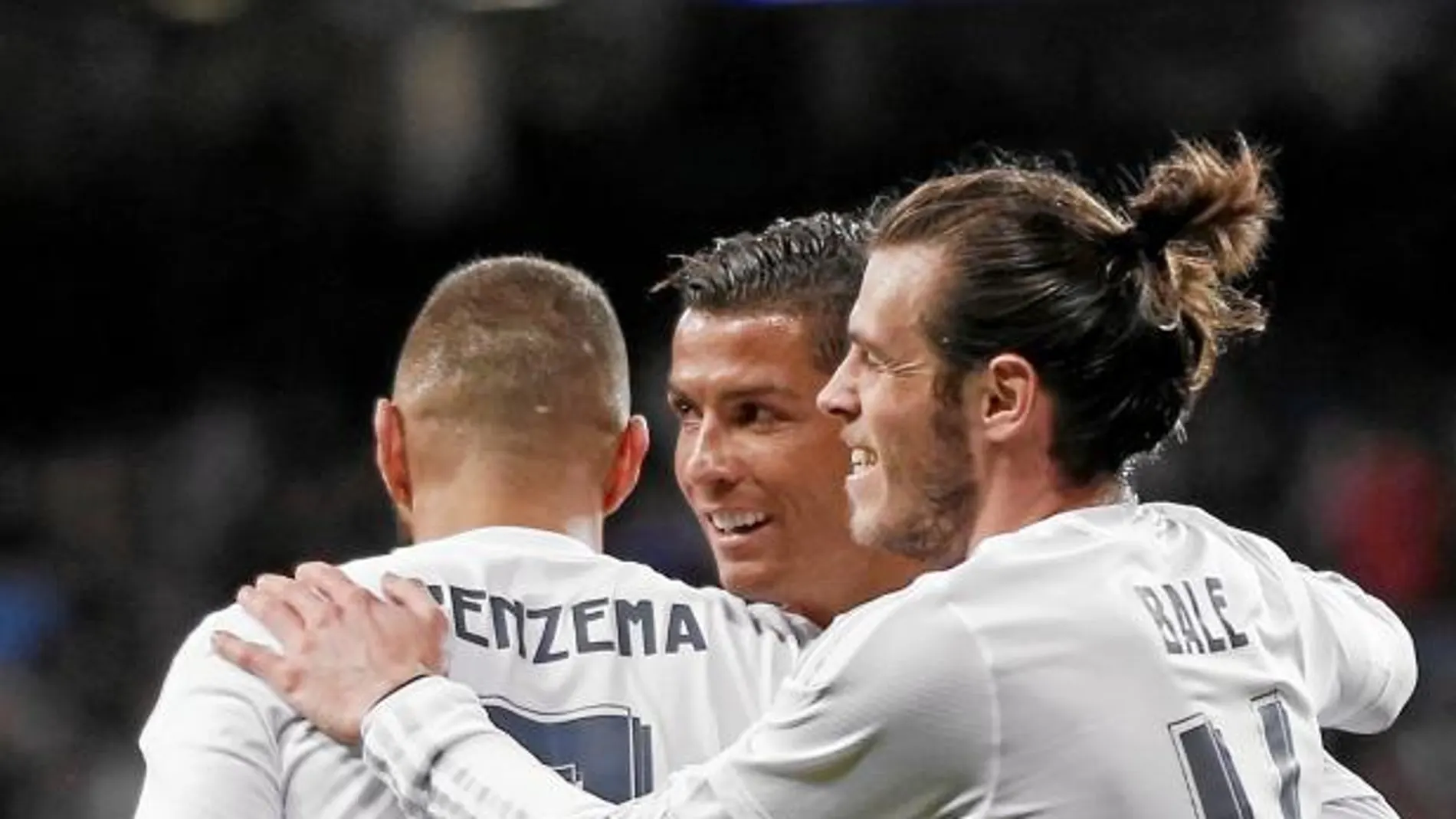 Benzema, Ronaldo y Bale celebran uno de los goles del Madrid