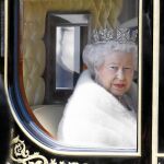 La monarca Isabel II, en su carruaje de camino hacia el Parlamento británico, en mayo del año pasado
