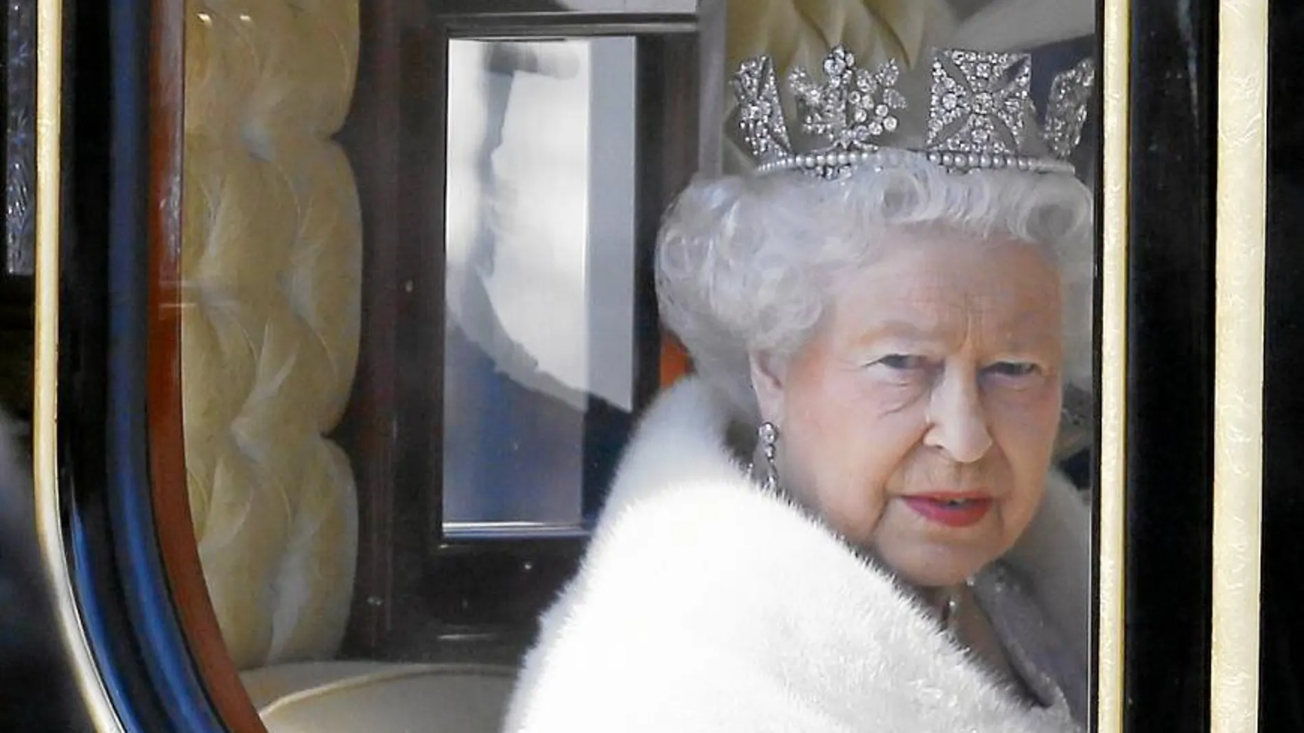 La monarca Isabel II, en su carruaje de camino hacia el Parlamento británico, en mayo del año pasado