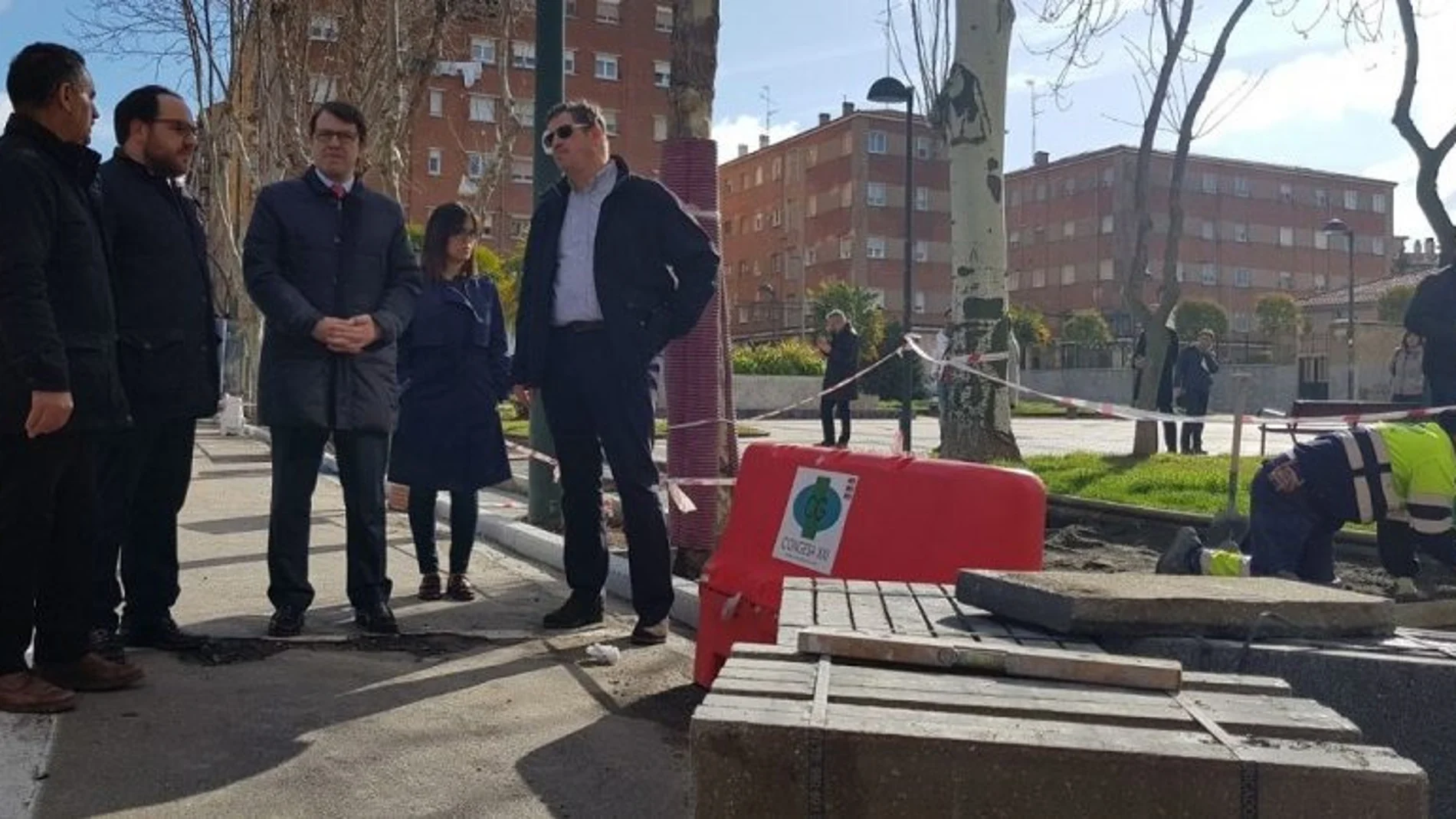 El alcalde de Salamanca, Alfonso Fernández Mañueco, visita uno de los trabajos