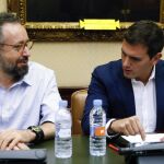 Albert Rivera y Juan Carlos Girauta, durante en la reunión de su grupo parlamentario esta tarde en el Congreso de los Diputados