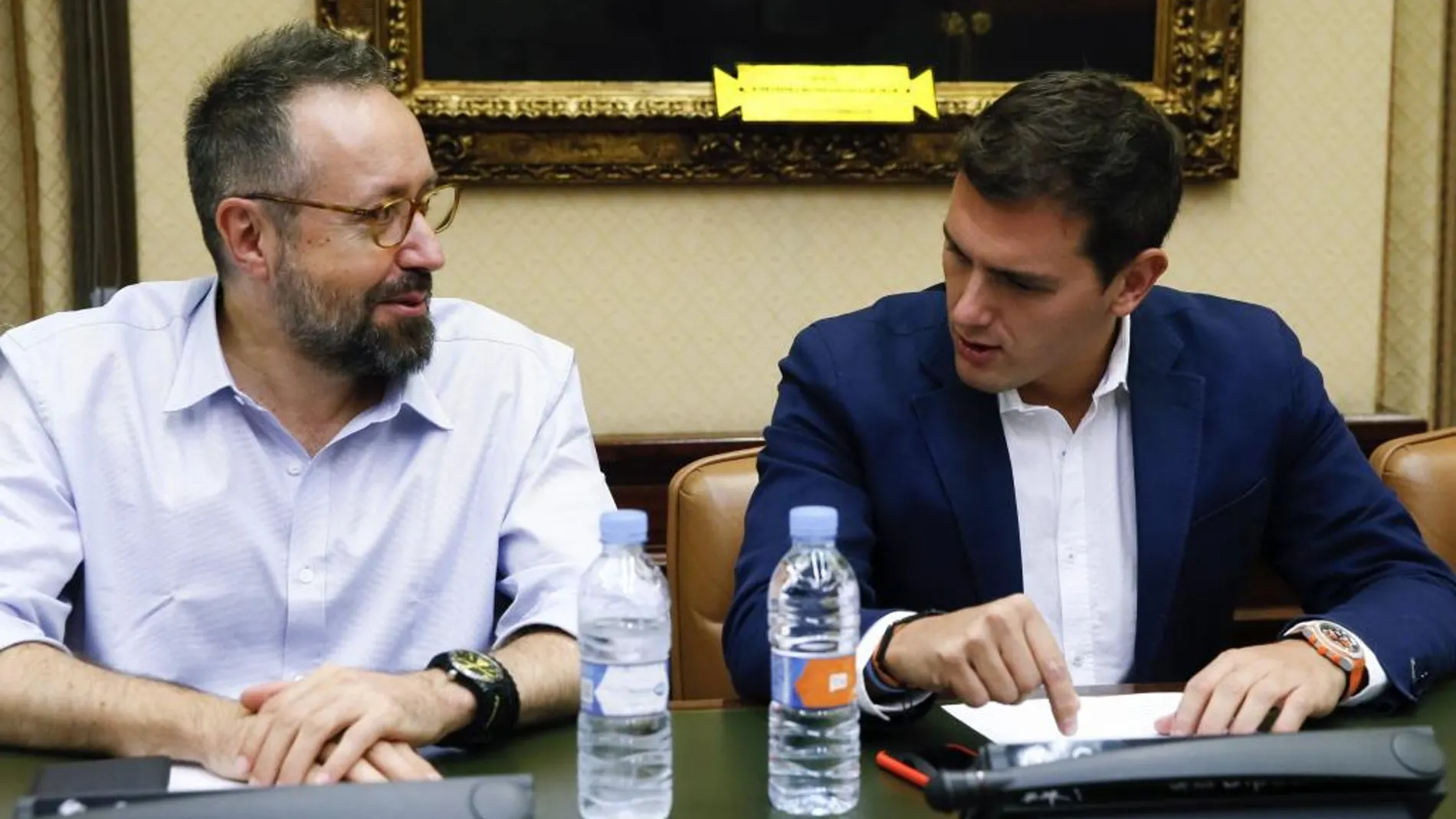 Albert Rivera y Juan Carlos Girauta, durante en la reunión de su grupo parlamentario esta tarde en el Congreso de los Diputados