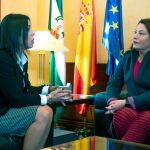 La presidenta del Parlamento andaluz, Marta Bosquet (i), durante su reunión con la portavoz del PP-A, Carmen Crespo (d), para proponer al candidato a la Presidencia de la Junta. EFE/Raúl Caro