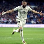 El delantero del Real Madrid Karim Benzemá celebra tras marcar