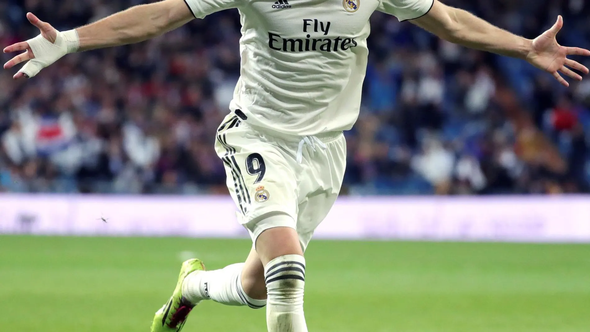El delantero del Real Madrid Karim Benzemá celebra tras marcar