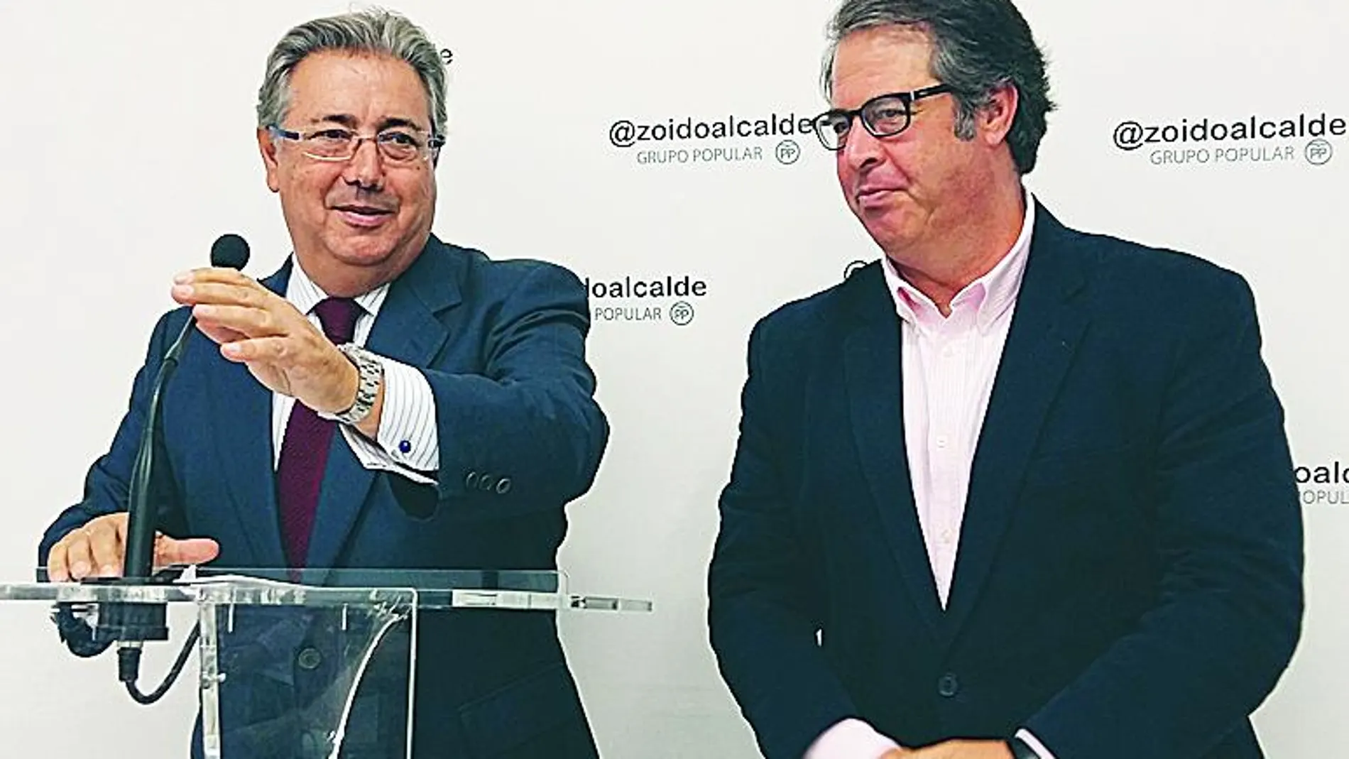 Zoido y el concejal Gregorio Serrano, en la sede local del PP