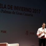 El exsecretario general del PSOE, Pedro Sánchez, durante su intervención hoy en la Escuela de Invierno que organiza la Agrupación Socialista de Las Palmas de Gran Canaria