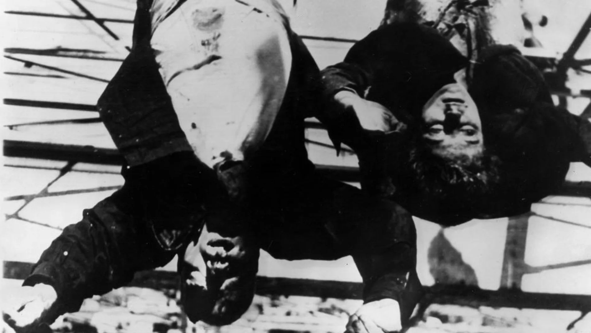 Imagen datada en 29 de abril de 1945, que muestra los cuerpos ajusticiados de Benito Mussolini y su amante, Clara Petacci
